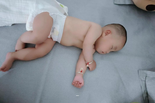 广东宝宝胳膊上起红疙瘩